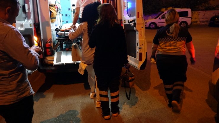 Uzaklaştırması olan koca, boşanma aşamasındaki eşini bıçakla yaraladı