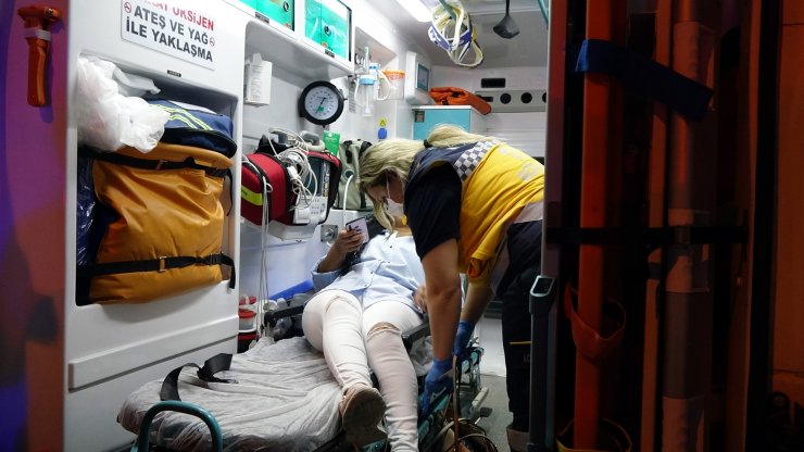 Uzaklaştırması olan koca, boşanma aşamasındaki eşini bıçakla yaraladı