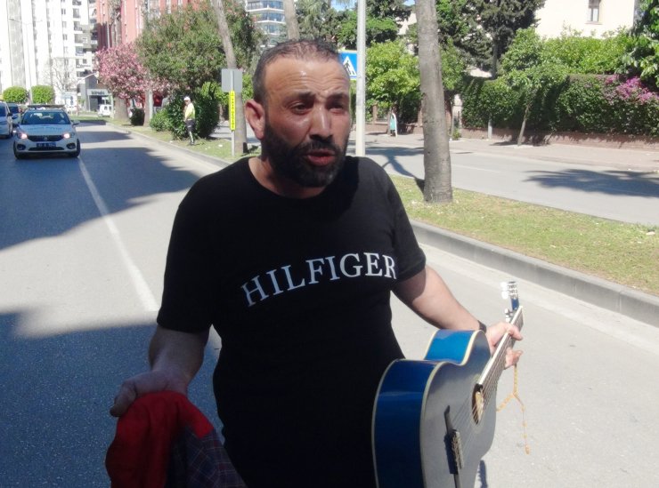 Yangın çıkan evde itfaiye tarafından kurtarıldı, elinden gitarını bırakmadı