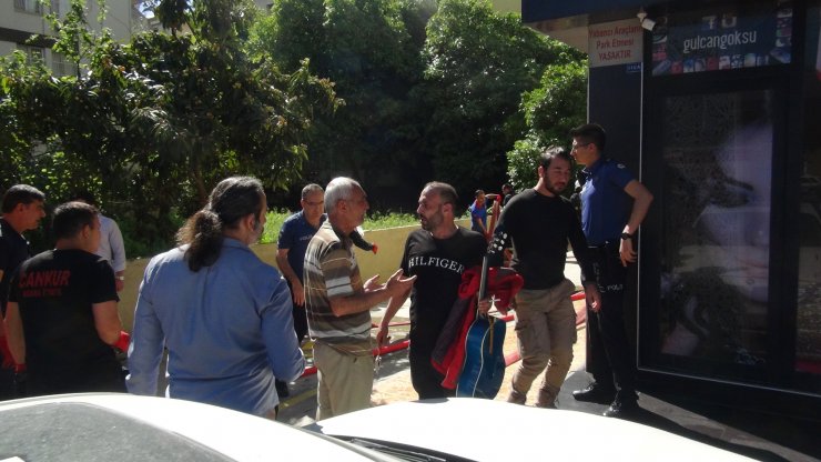 Yangın çıkan evde itfaiye tarafından kurtarıldı, elinden gitarını bırakmadı