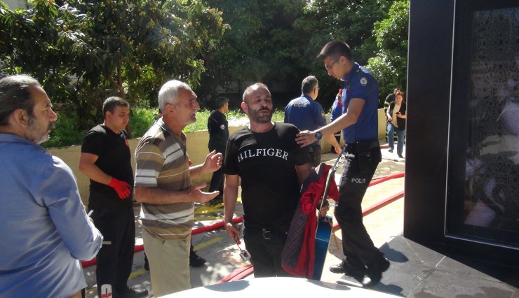 Yangın çıkan evde itfaiye tarafından kurtarıldı, elinden gitarını bırakmadı