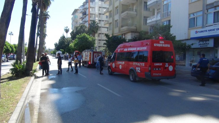 Yangın çıkan evde itfaiye tarafından kurtarıldı, elinden gitarını bırakmadı