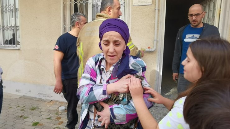 Yangında mahsur kalan muhabbet kuşları ve kediyi itfaiye kurtardı