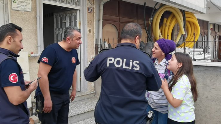 Yangında mahsur kalan muhabbet kuşları ve kediyi itfaiye kurtardı