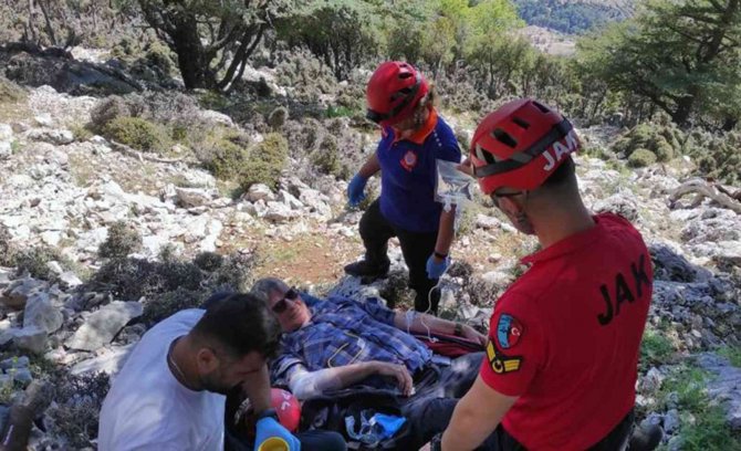 Yedek paraşütü açılan İngiliz turist kayalıklara düştü