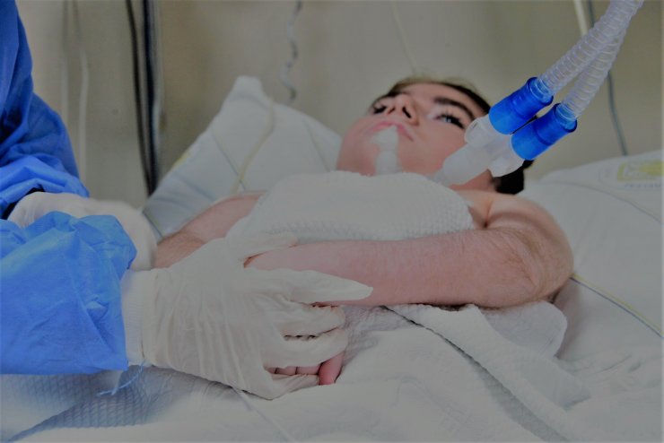 Yoğun bakım kapısında 10 yıldır çocuğunu bekliyor