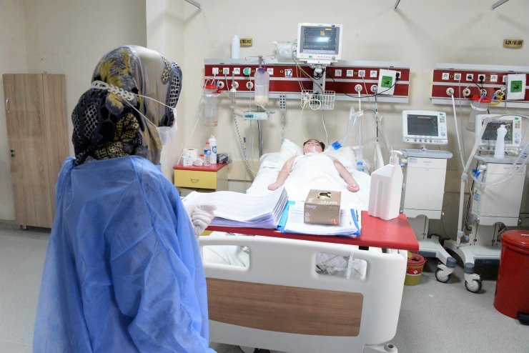 Yoğun bakım kapısında 10 yıldır çocuğunu bekliyor