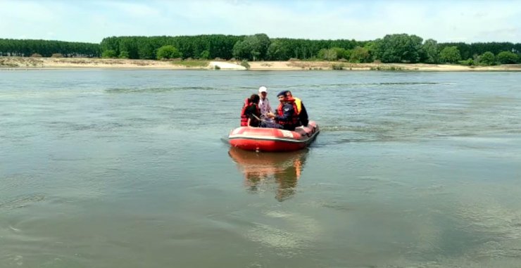 Yunanistan'a kaçarken nehirde mahsur kalan kadın, botla kurtarıldı