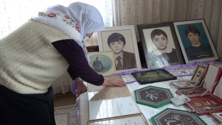 28 yıldır şehit oğlunun hatıralarını odasında yaşatıyor 