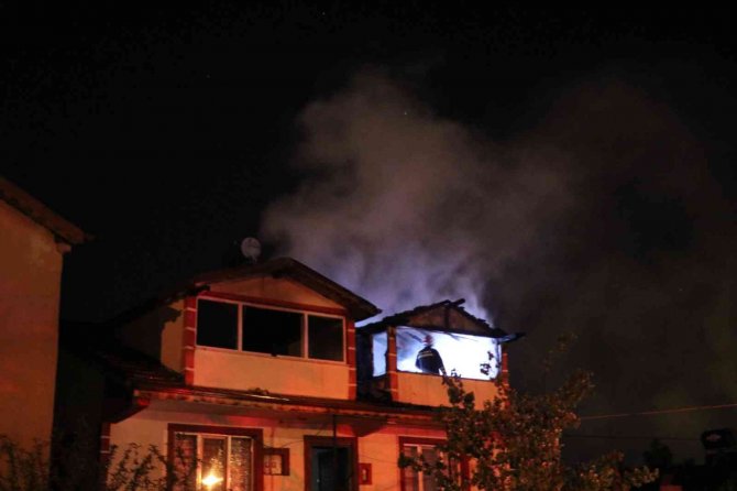 3 katlı apartmanın çatı katı alev alev yandı