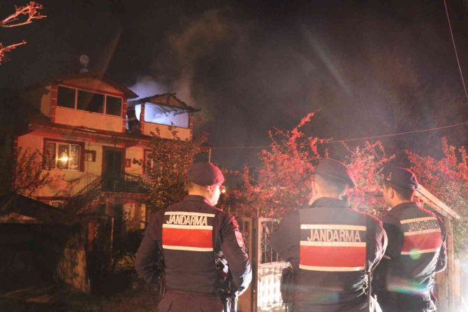 3 katlı apartmanın çatı katı alev alev yandı