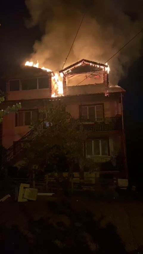 3 katlı apartmanın çatı katı alev alev yandı