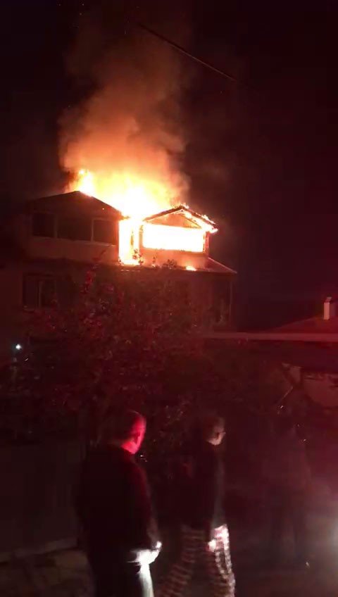 3 katlı apartmanın çatı katı alev alev yandı