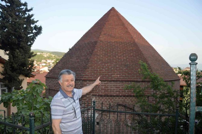 Anıt mezar ismi ile şaşırtıyor