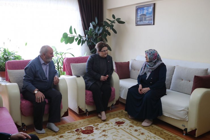 Bakan Yanık, şehit Özgür Gençer'in annesini ziyaret etti