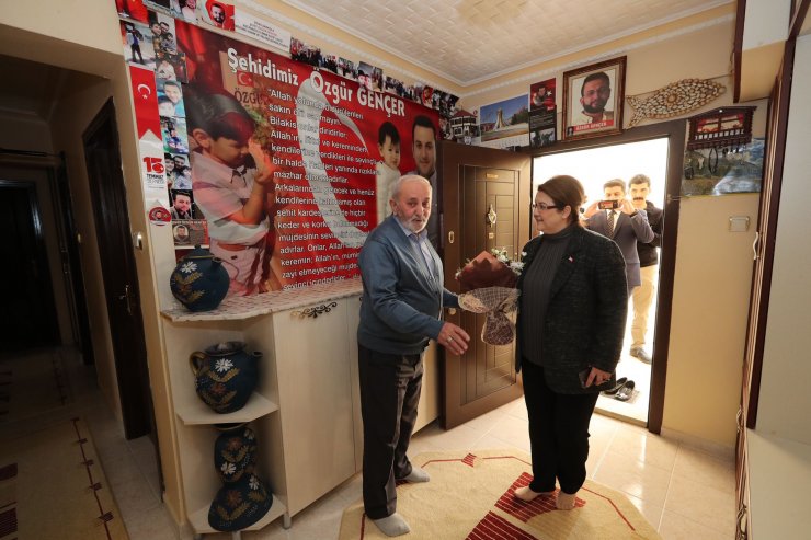 Bakan Yanık, şehit Özgür Gençer'in annesini ziyaret etti