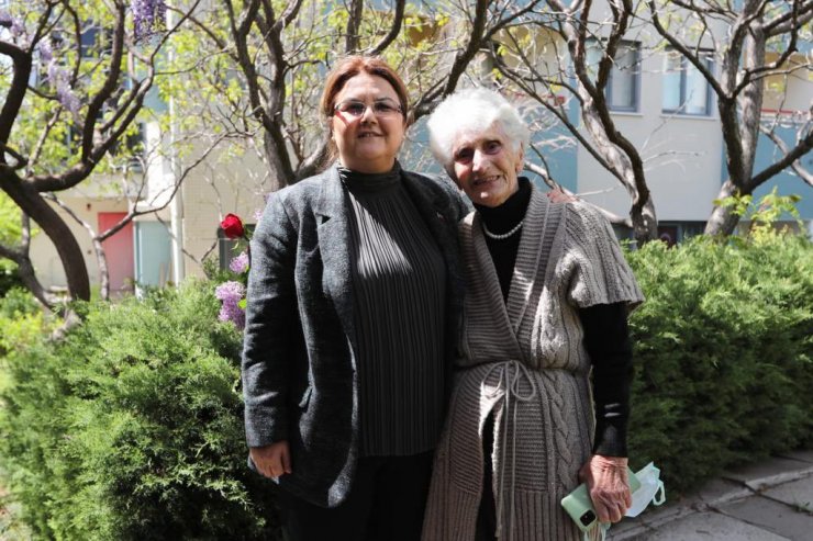 Bakan Yanık, şehit Özgür Gençer'in annesini ziyaret etti