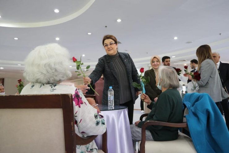 Bakan Yanık, şehit Özgür Gençer'in annesini ziyaret etti