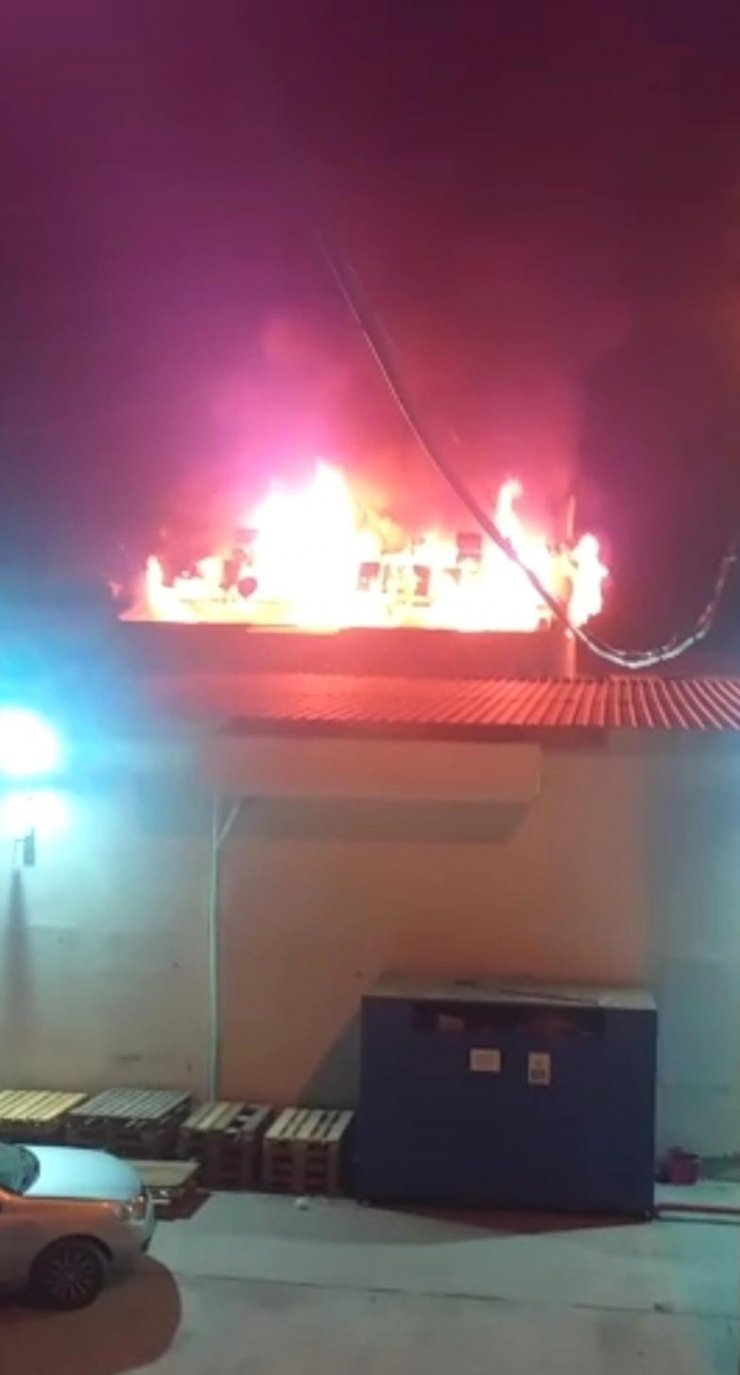 Binanın çatısında çıkan yangında maddi hasar oluştu