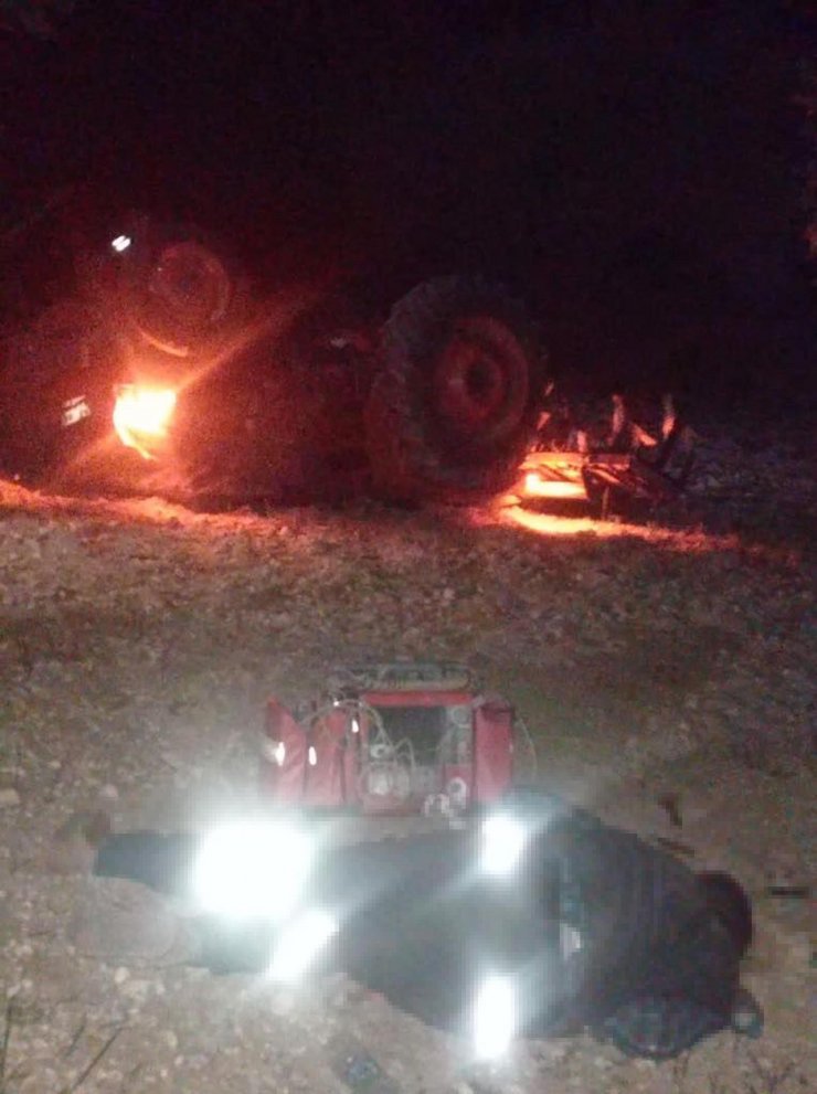 Devrilen traktörden savrulan sürücü hayatını kaybetti