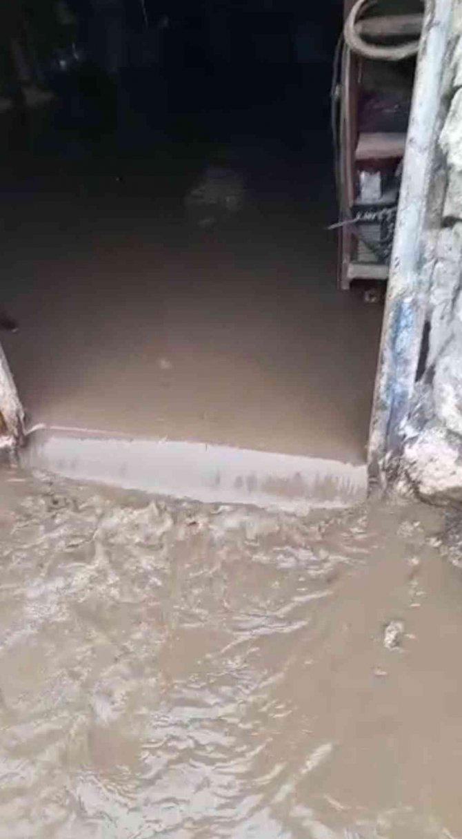 Ev ve ahırlar su altında kaldı