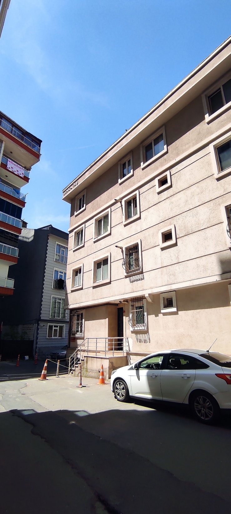 Evinin terasında 21 yerinden bıçaklanarak öldürüldü