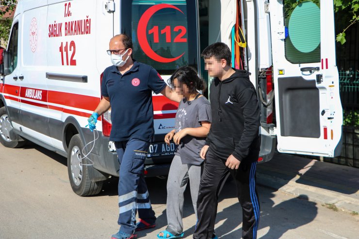 Evlerinde çıkan yangını söndürmek isteyen 2 kardeş dumandan etkilendi