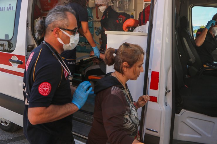 Evlerinde çıkan yangını söndürmek isteyen 2 kardeş dumandan etkilendi