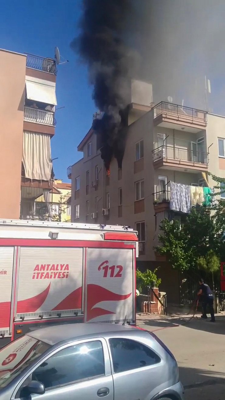 Evlerinde çıkan yangını söndürmek isteyen 2 kardeş dumandan etkilendi