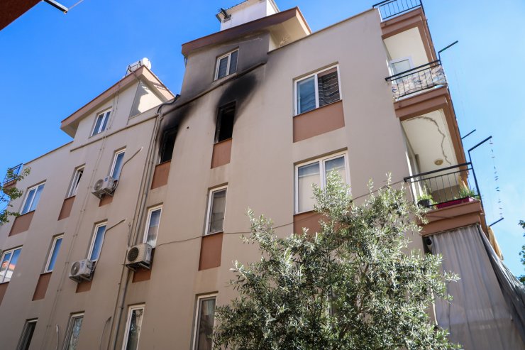 Evlerinde çıkan yangını söndürmek isteyen 2 kardeş dumandan etkilendi