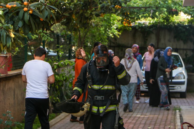 Evlerinde çıkan yangını söndürmek isteyen 2 kardeş dumandan etkilendi
