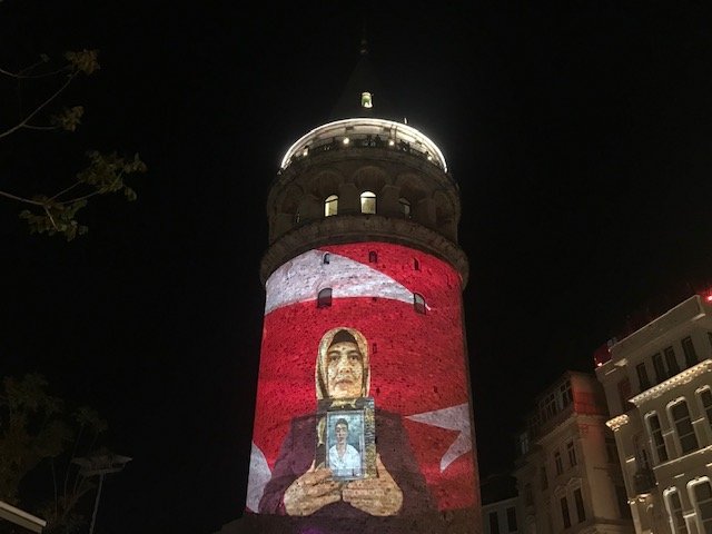  Galata Kulesi annelerin fotoğraflarıyla süslendi