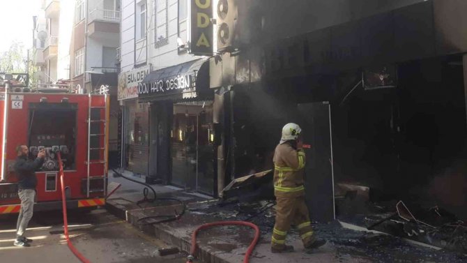Gelinlik mağazasında yangın çıktı