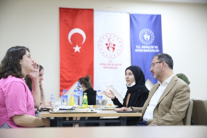 Bakan Kasapoğlu'ndan öğrenci yurduna sürpriz ziyaret