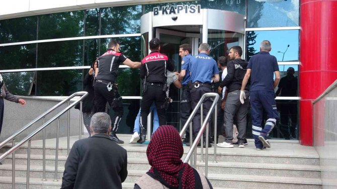 Gözaltındaki genç adliyede intihar etti