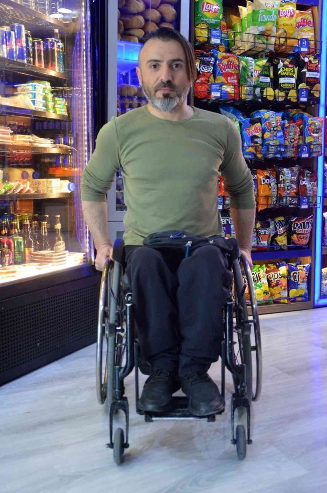 Hırsızın fotoğrafını dükkanın camına astı