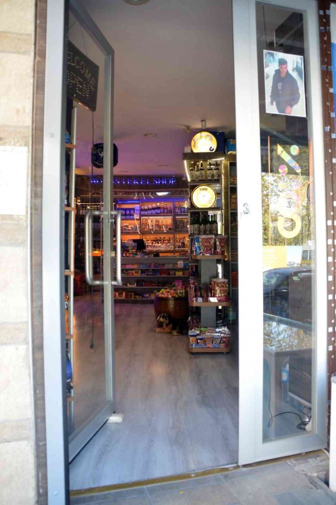 Hırsızın fotoğrafını dükkanın camına astı