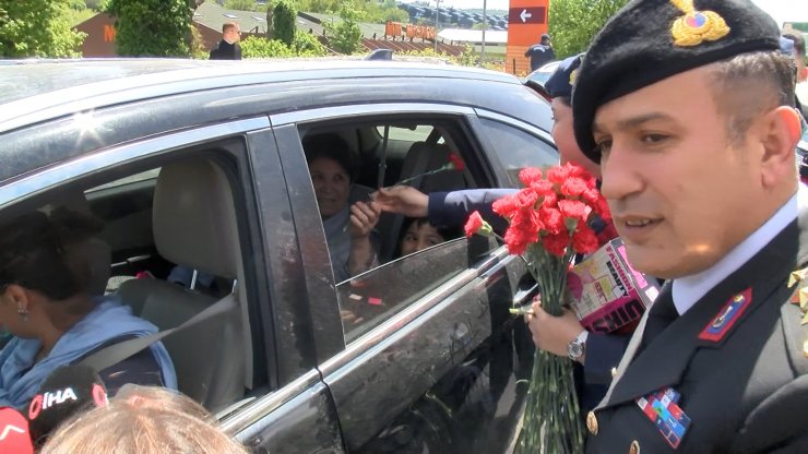 Jandarmadan annelere karanfil 