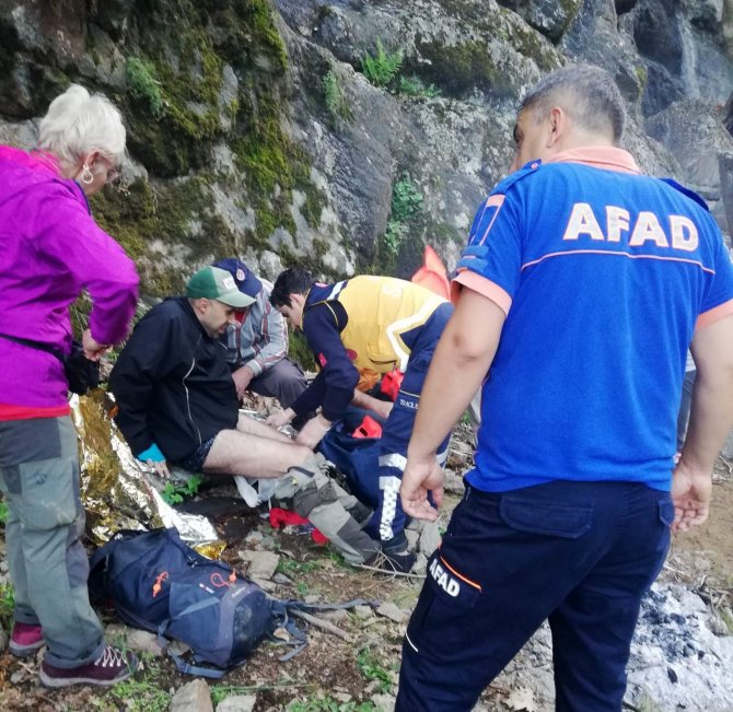 Kayalıklardan düşen vatandaşın imdadına AFAD yetişti