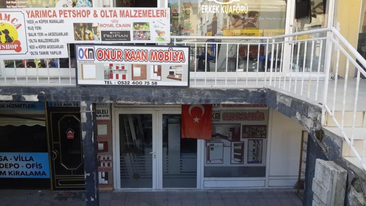 Kendisinden çay almayan esnafın iş yerlerinin camlarını kırdı 