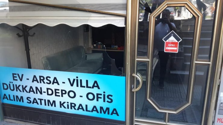 Kendisinden çay almayan esnafın iş yerlerinin camlarını kırdı 