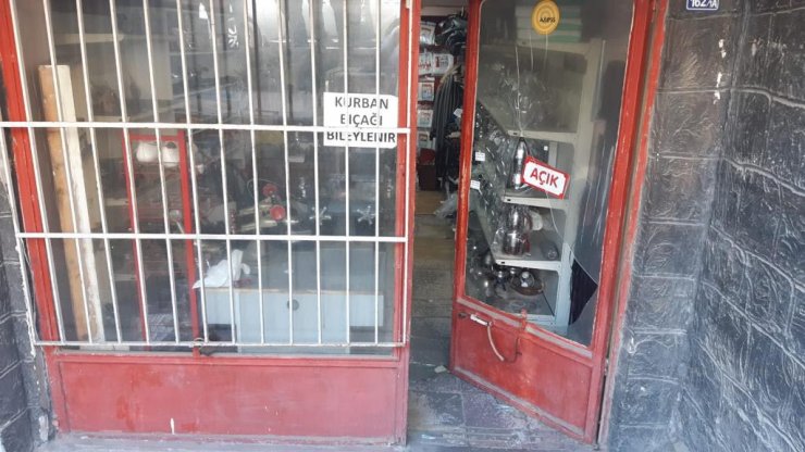 Kendisinden çay almayan esnafın iş yerlerinin camlarını kırdı 