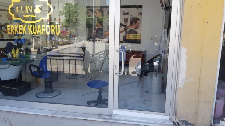 Kendisinden çay almayan esnafın iş yerlerinin camlarını kırdı 