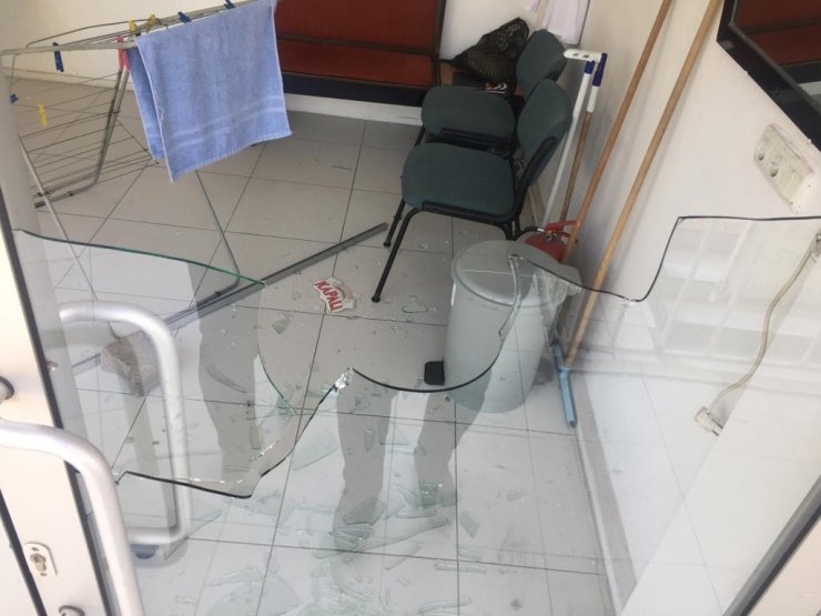 Kendisinden çay almayan esnafın iş yerlerinin camlarını kırdı 