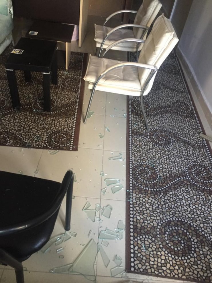 Kendisinden çay almayan esnafın iş yerlerinin camlarını kırdı 
