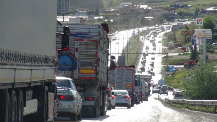 'Kilit kavşak'ta trafik yoğunluğu devam ediyor