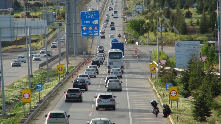'Kilit kavşak'ta trafik yoğunluğu devam ediyor