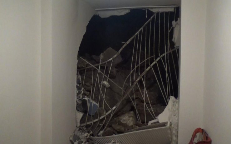 Kopan kaya parçası evin üzerine düştü