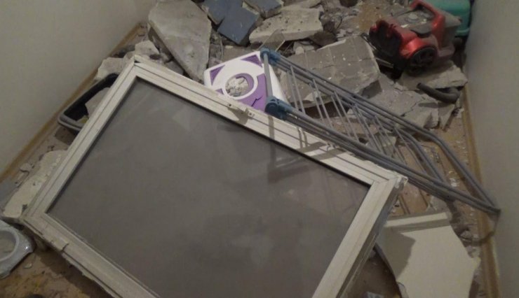 Kopan kaya parçası evin üzerine düştü