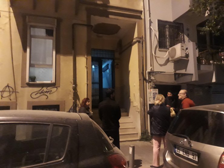 Kopan kaya parçası evin üzerine düştü